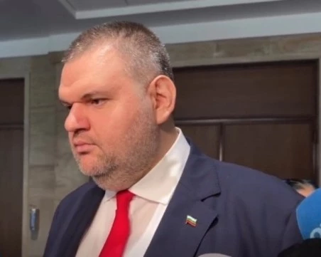 Пеевски поиска средства за коли на президентството