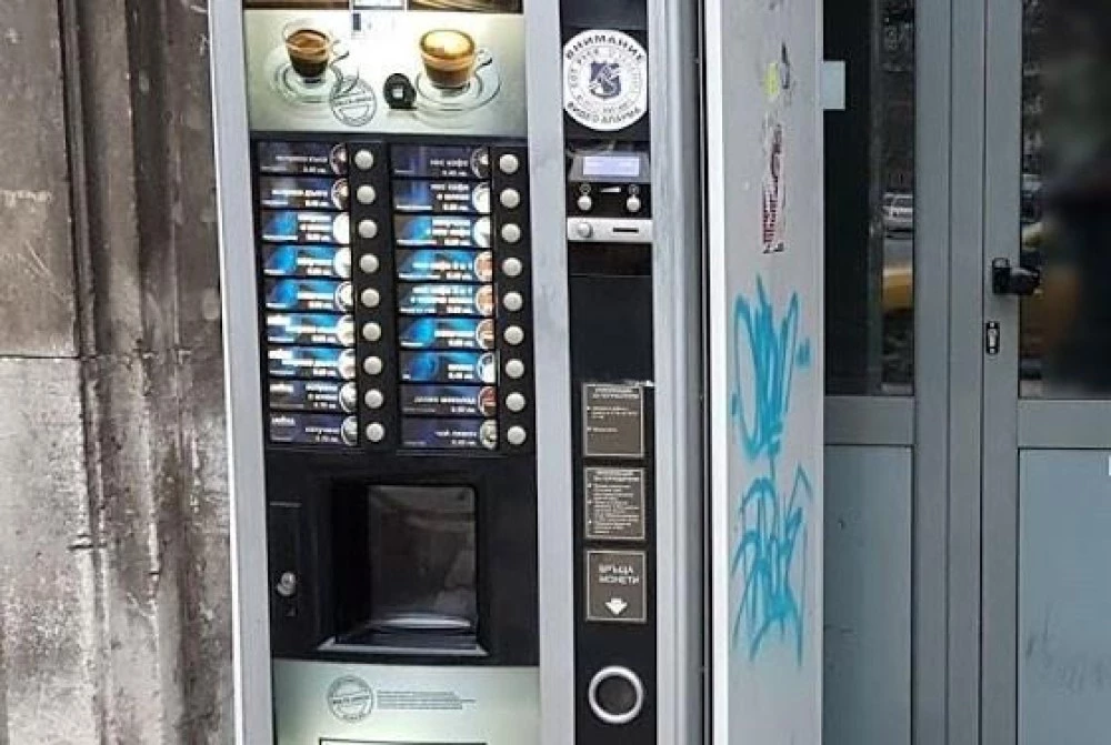 Апаш разби вендинг апарат в центъра на Пловдив