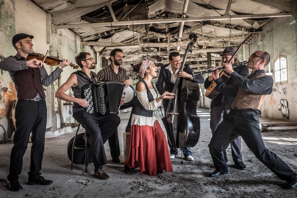 Глобалният феномен Barcelona Gipsy balKan Orchestra в Пловдив с музика отвъд езици и граници