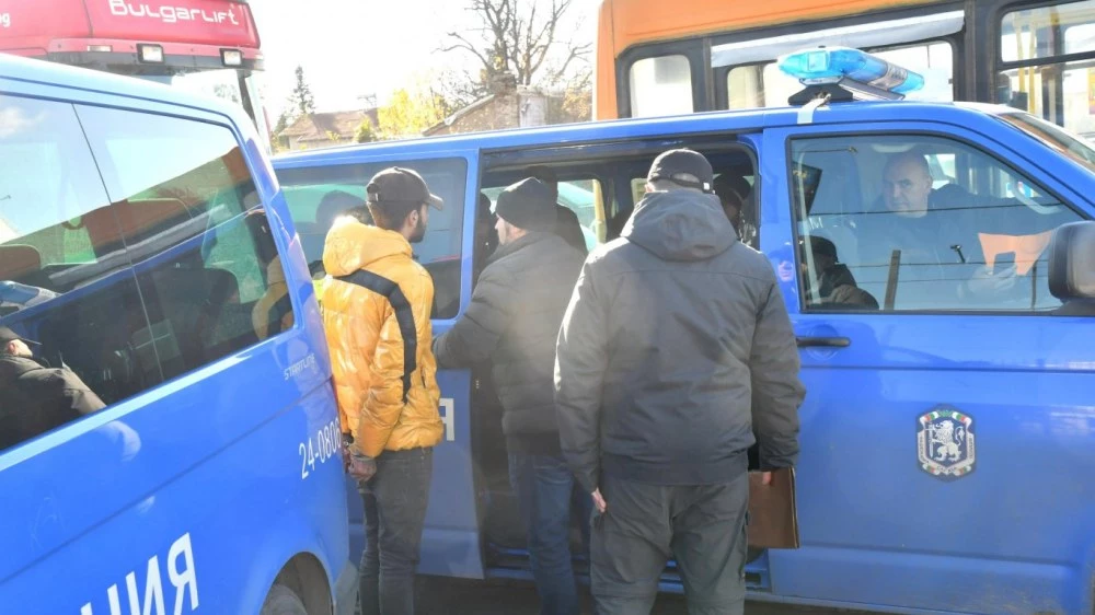 Опит за бягство след полицейски сигнал: Дрогиран шофьор с петима мигранти се удари в стълб