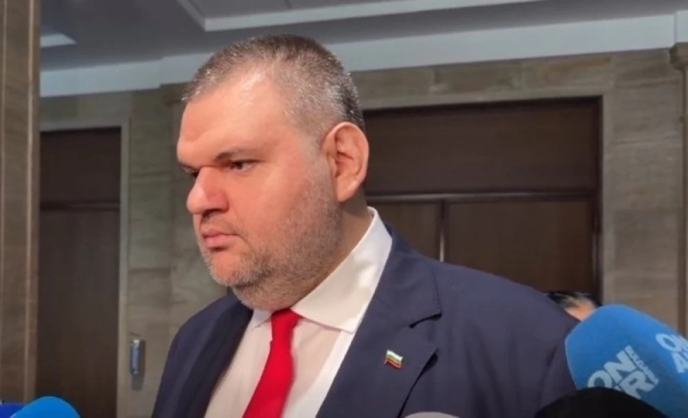 Пеевски поиска средства за коли на президентството