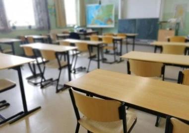 Осмокласник наръга с нож 12-годишен в училище в София