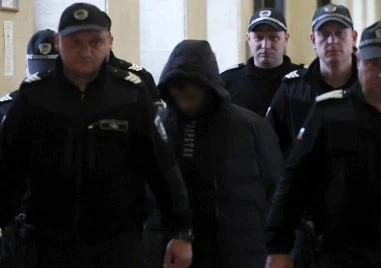 Съдът решава дали 15-годишният, намушкал свой връстник в мола, да остане в ареста