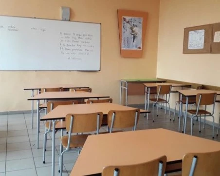 Директорката на училището, в което 12-годишно дете е намушкано: Станало е на шега