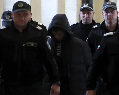 Съдът решава дали 15-годишният, намушкал свой връстник в мола, да остане в ареста