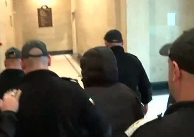 15-годишният, който наръга и уби свой връстник в мол, остава в ареста