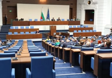 Парламентът събра кворум и започна работа