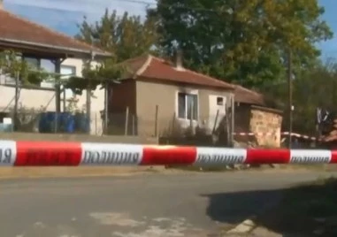 Съсед на детето, оцеляло при тройното убийство: Викаше помощ, помощ, имаше кръв по ръцете