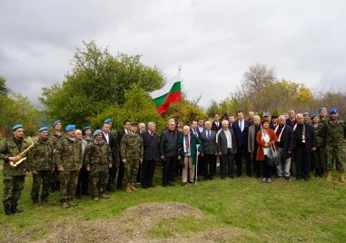 Военнослужещи, ветерани, запасни и военноинвалиди отдадоха почит на героите от Парашутната дружина в Северна Македония
