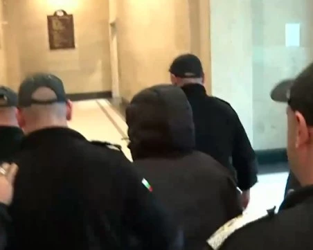 15-годишният, който наръга и уби свой връстник в мол, остава в ареста