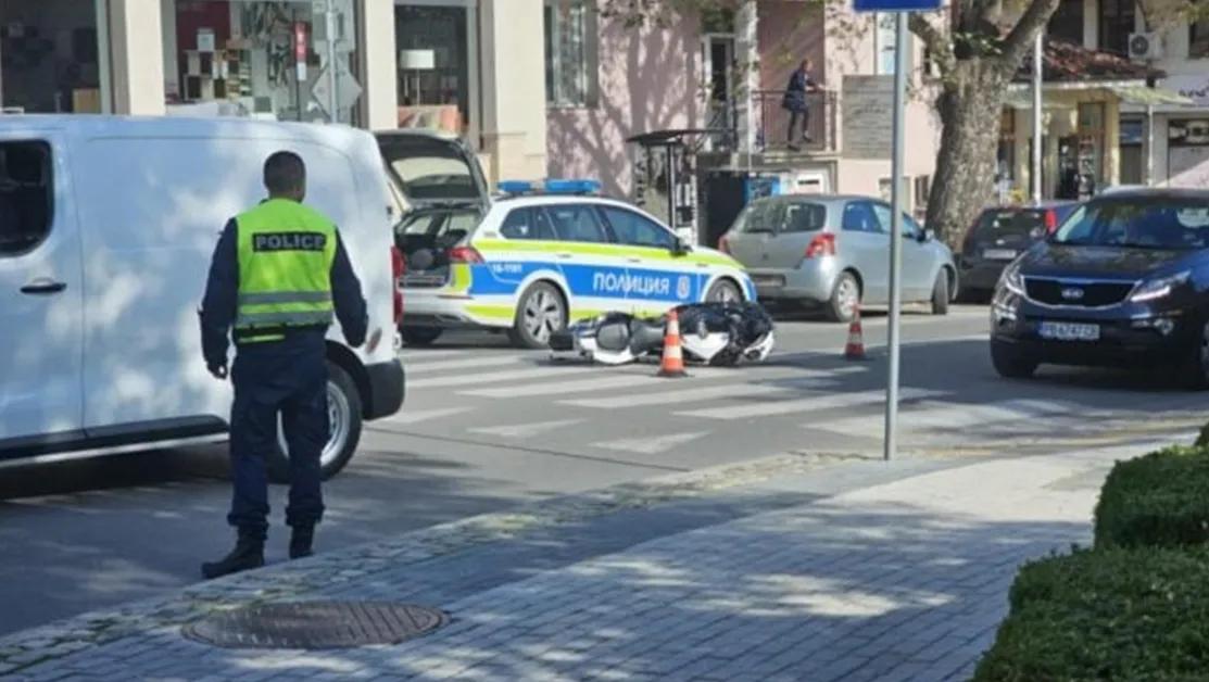 Моторист се вряза в автомобил на ВиК в Карлово