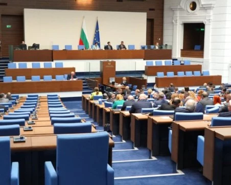 Парламентът събра кворум и започна работа