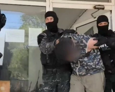 Заподозреният за тройното убийство в Бургаско и баща му били с ограничителни заповеди