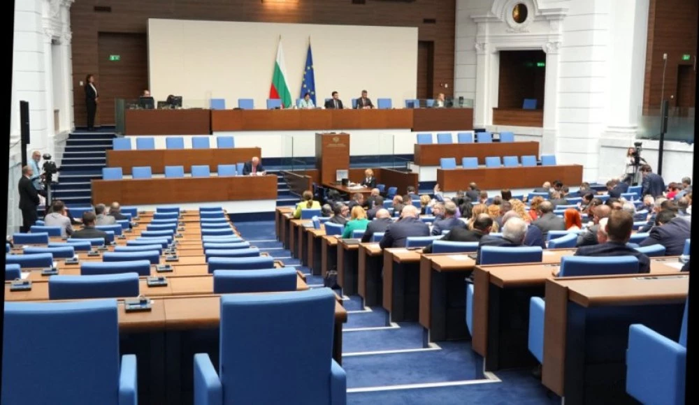 Парламентът събра кворум и започна работа