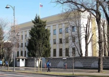 Дрогиран и без книжка се опита да нахлуе с колата си в двора на руското посолство в Букурещ ВИДЕО