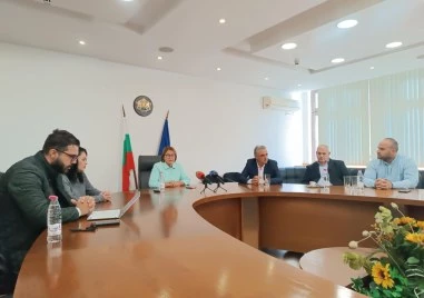 Започна срещата за транспорта до пловдивските села, в Строево правят подписка в подкрепа на превозвача