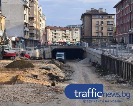 Свързаха двете части на пробива под Централна гара, но крайният срок едва ли ще се спази