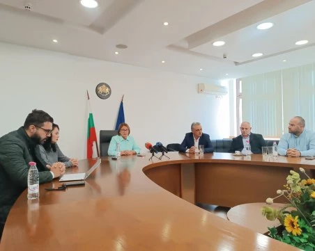 Започна срещата за транспорта до пловдивските села, в Строево правят подписка в подкрепа на превозвача