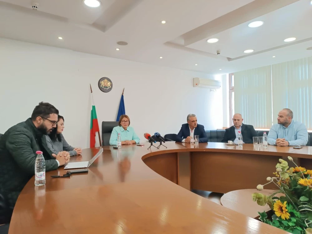 Започна срещата за транспорта до пловдивските села, в Строево правят подписка в подкрепа на превозвача