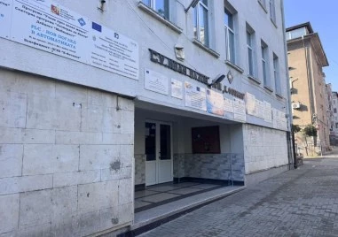 Обсъждат допълнителни мерки за контрол и достъп след инцидента със спрей в бургаско училище