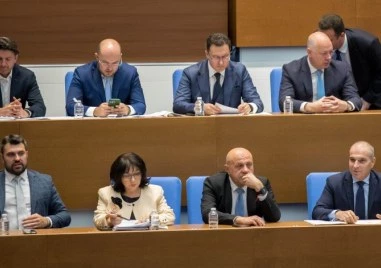 Росен Желязков свиква работно съвещание заради санкциите срещу Лукойл