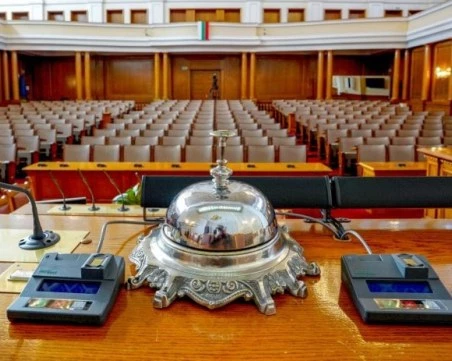 Наталия Киселова свиква извънредно заседание на парламента