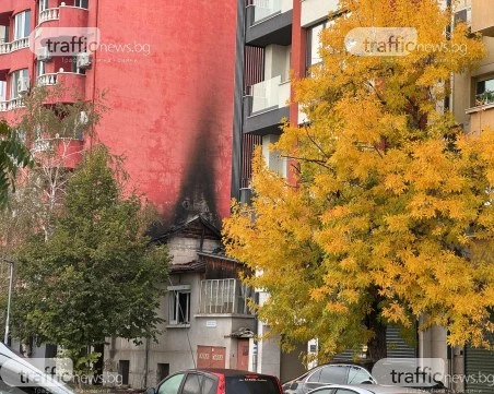 Пожар избухна в необитаема къща в Кършияка, пет екипа огнеборци спасиха съседните сгради