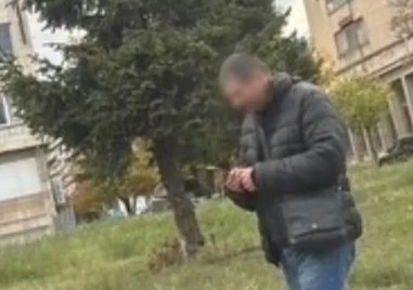 Мъж заговаря малолетни момичета в София и си сваля панталоните пред тях