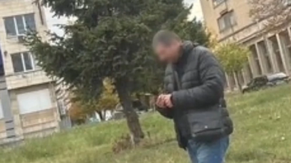 Мъж заговаря малолетни момичета в София и си сваля панталоните пред тях