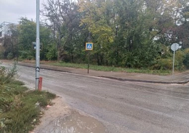 Липсва зебра на опасен участък край Гребната: Жители пресичат в риск, а общината чака средства