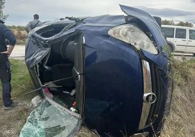 Автомобил се преобърна няколко пъти в нива край Пловдив, жена е в болница
