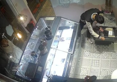 Дързък обир в Капана, младежи задигнаха пари от популярна сладкарница