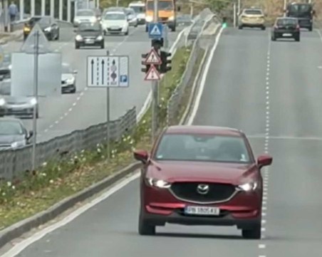 Шофьор в Пловдив потегли в насрещното на едно от най-натоварените кръстовища в града ВИДЕО