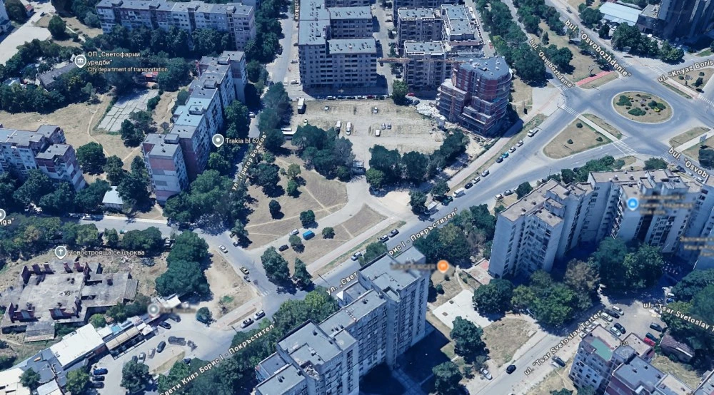 Изграждат многоетажен паркинг с търговски обекти в