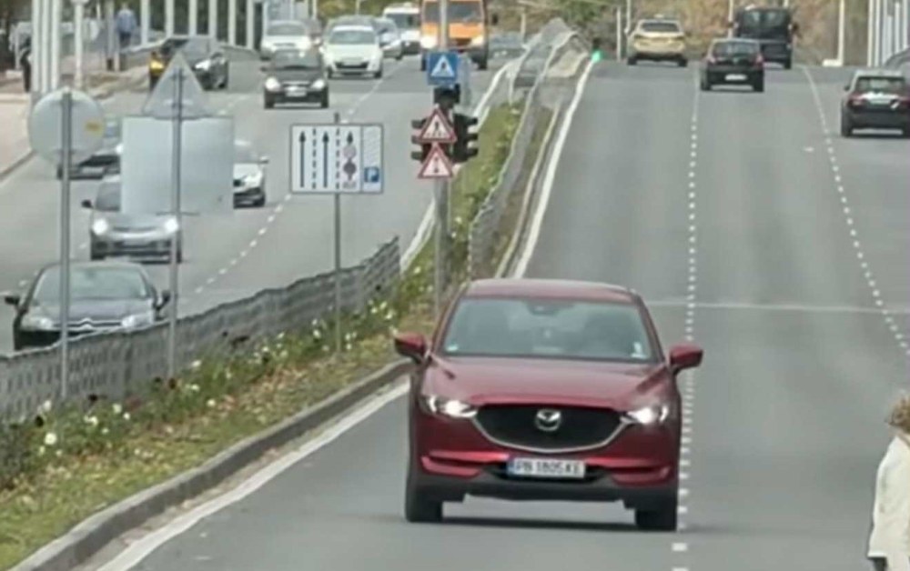 Шофьор в Пловдив потегли в насрещното на едно от най-натоварените кръстовища в града ВИДЕО