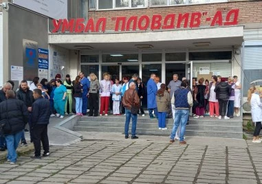 Протестиращите медици от УМБАЛ-Пловдив се срещнаха с представители на БЛС и синдикалисти