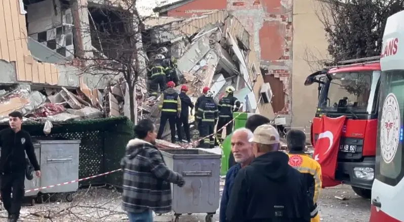 Седеметажна жилищна сграда се срути край Истанбул