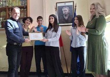 Седмокласничка бе наградена от пловдивската полиция, върнала голяма сума изгубени пари