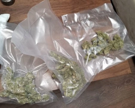 Двама седнаха зад волана дрогирани в Пазарджишко, в още двама намериха наркотици