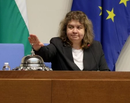 Наталия Киселова подаде оставка като председател на парламента