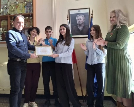 Седмокласничка бе наградена от пловдивската полиция, върнала голяма сума изгубени пари