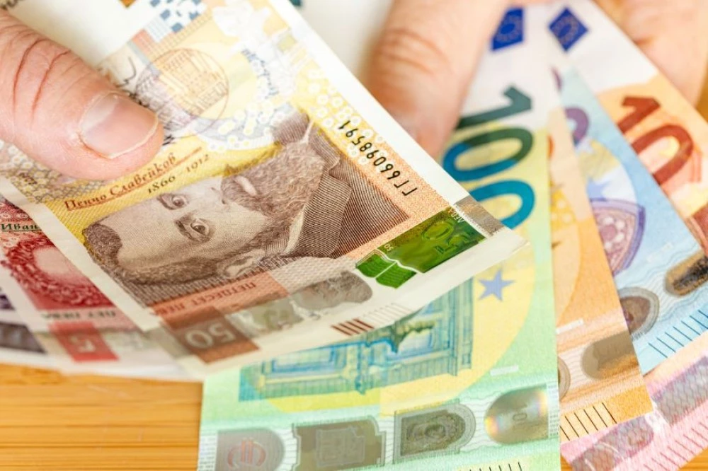 БНБ: Парите в обращение намаляха с над 2 млрд. лева заради еврото