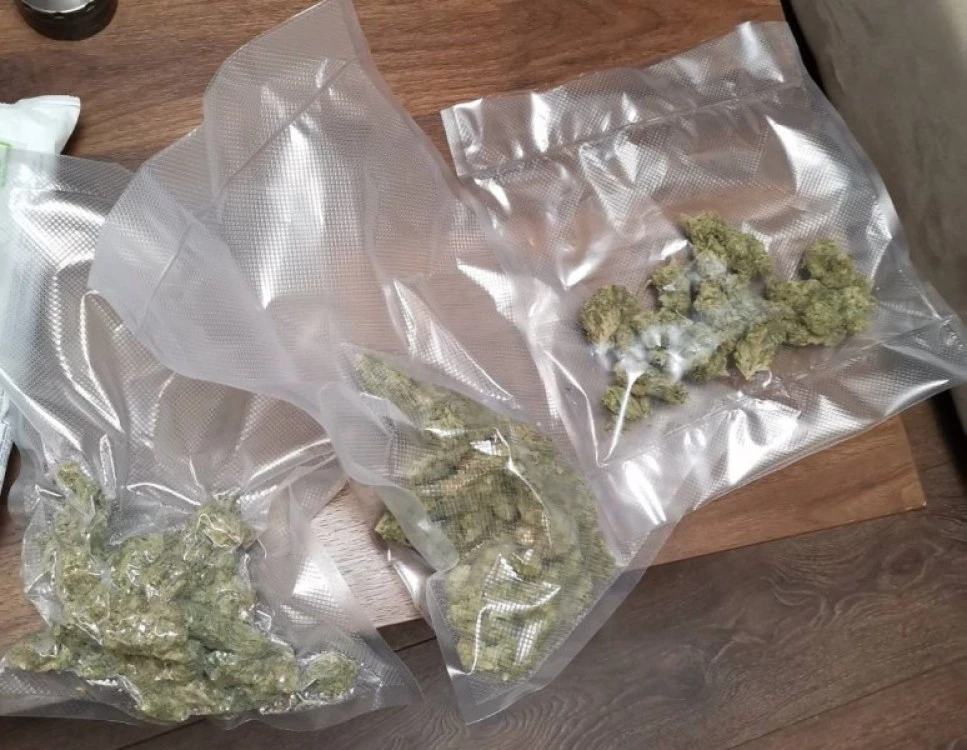 Двама седнаха зад волана дрогирани в Пазарджишко, в още двама намериха наркотици