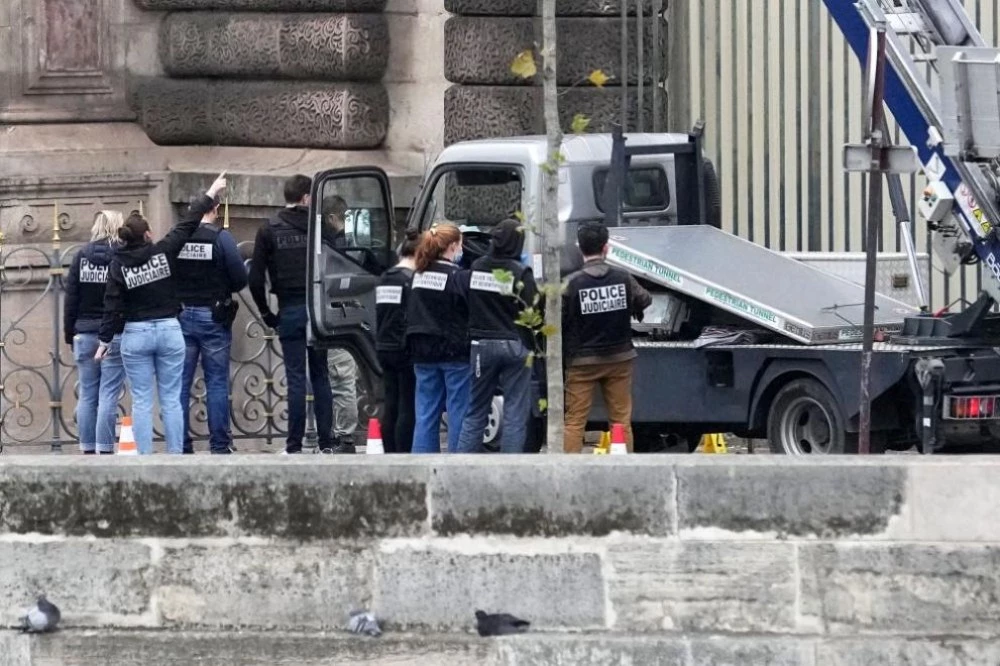 Двама от задържаните крадци от Лувъра частично признаха вината си