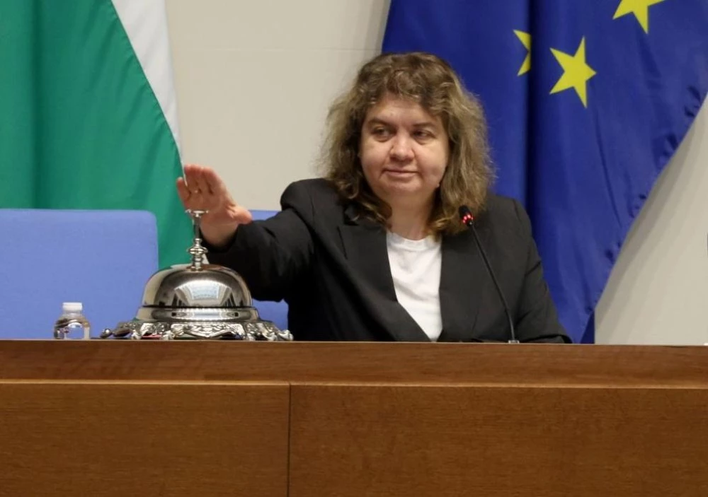 Наталия Киселова подаде оставка като председател на парламента