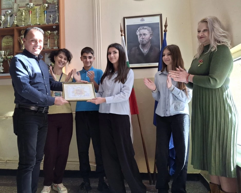 Седмокласничка бе наградена от пловдивската полиция, върнала голяма сума изгубени пари