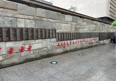 Съдят четирима българи, нарисували червени ръце върху Мемориала на Холокоста