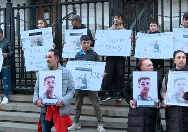 Едноминутно мълчание в памет на 15-годишния Красимир, намушкан в столичен мол