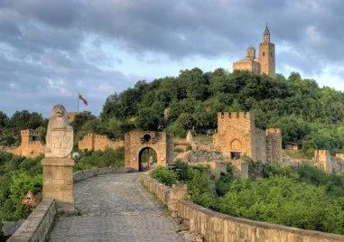 Мъж е паднал от скала в крепостта „Царевец”, състоянието му е тежко