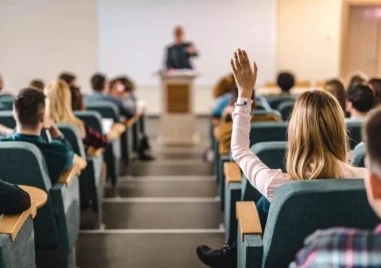 Окончателно! Студентите в платена форма на обучение също имат право на стипендия